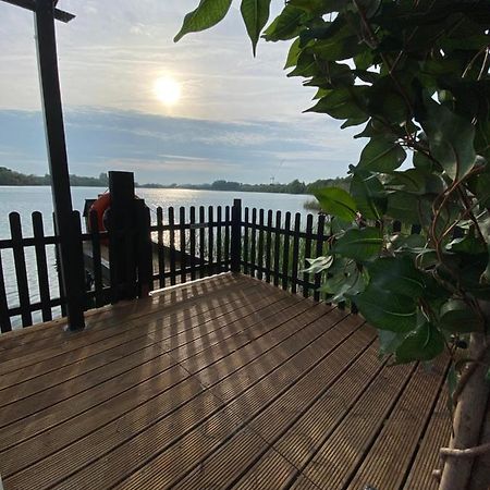 Lodge On The Lake At Lakeside Holiday Park 치체스터 외부 사진