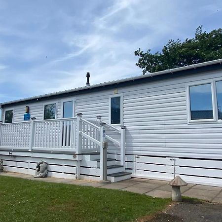 Lodge On The Lake At Lakeside Holiday Park 치체스터 외부 사진