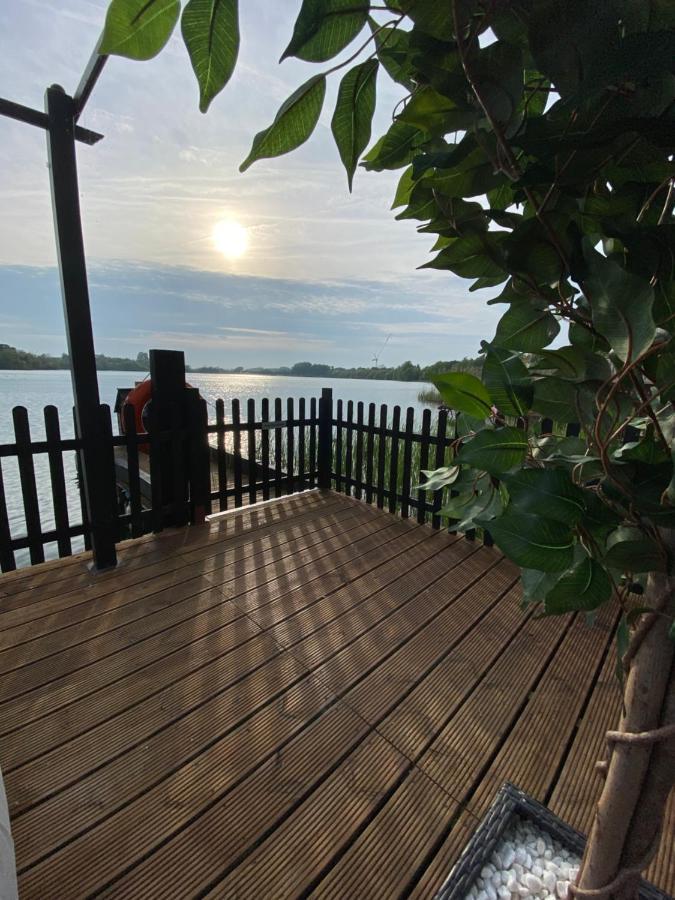 Lodge On The Lake At Lakeside Holiday Park 치체스터 외부 사진