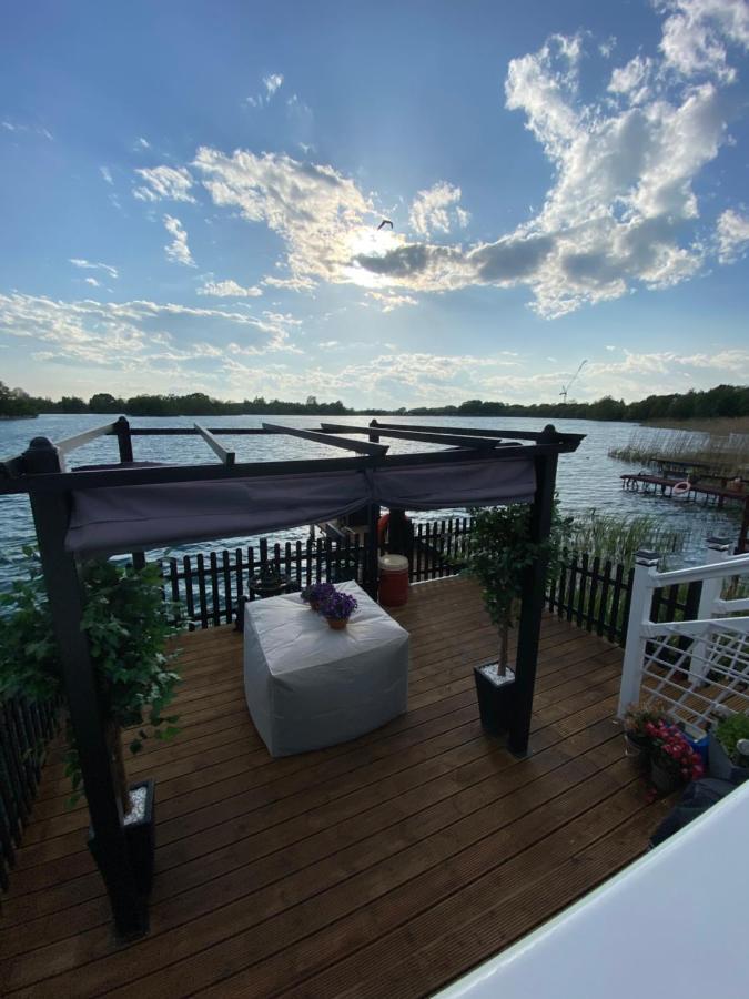 Lodge On The Lake At Lakeside Holiday Park 치체스터 외부 사진