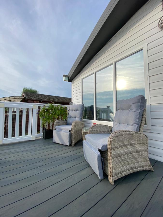 Lodge On The Lake At Lakeside Holiday Park 치체스터 외부 사진