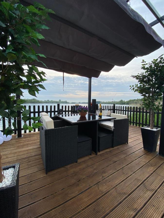 Lodge On The Lake At Lakeside Holiday Park 치체스터 외부 사진