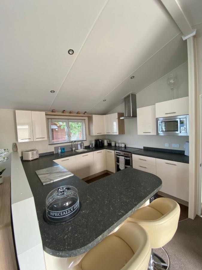 Lodge On The Lake At Lakeside Holiday Park 치체스터 외부 사진