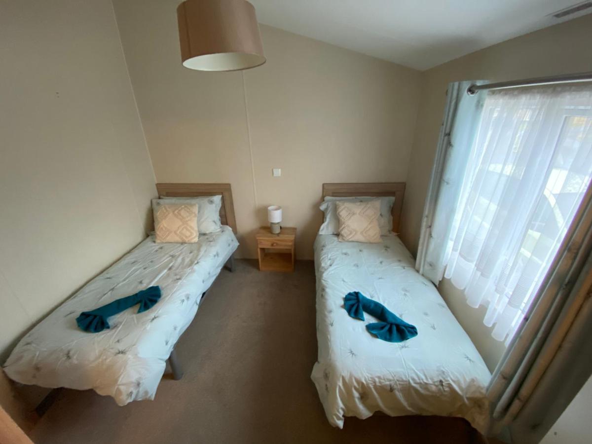 Lodge On The Lake At Lakeside Holiday Park 치체스터 외부 사진