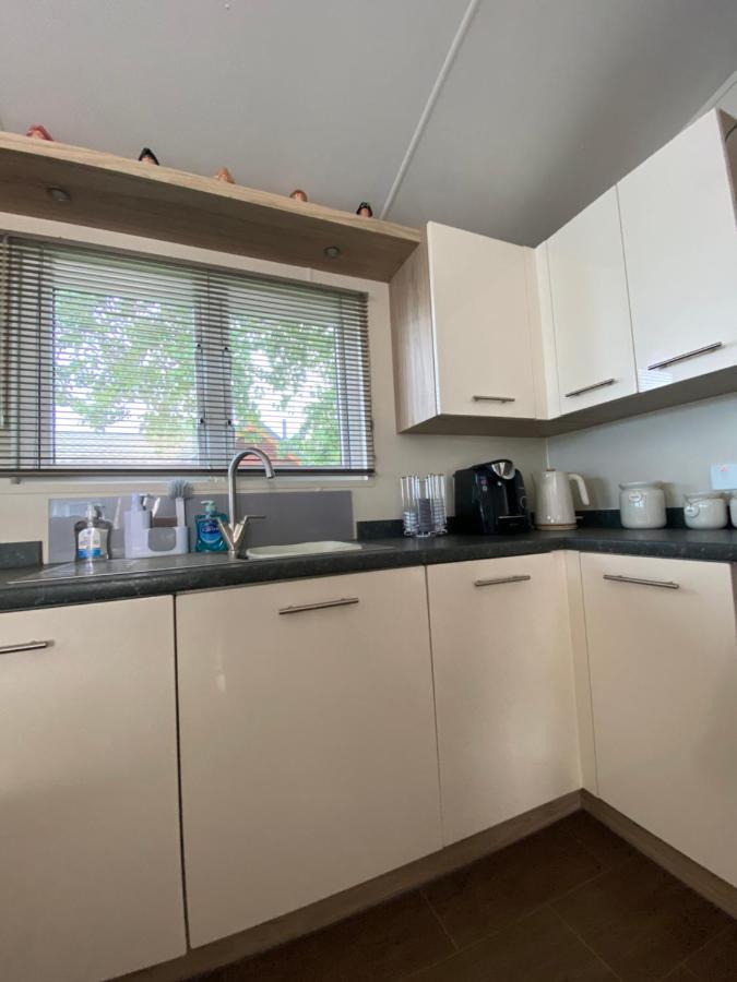 Lodge On The Lake At Lakeside Holiday Park 치체스터 외부 사진