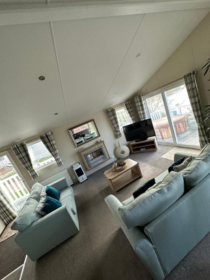 Lodge On The Lake At Lakeside Holiday Park 치체스터 외부 사진