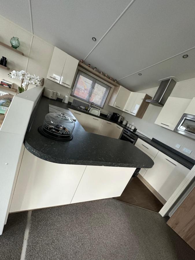 Lodge On The Lake At Lakeside Holiday Park 치체스터 외부 사진