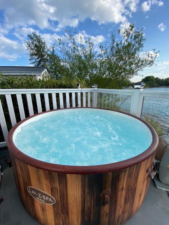 Lodge On The Lake At Lakeside Holiday Park 치체스터 외부 사진